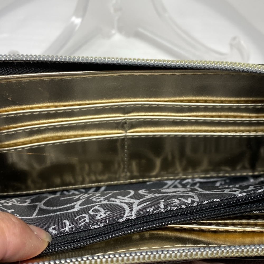 Betsey Johnson Black and White zip around full zip wallet with pink bow EUC - Picture 7 of 13